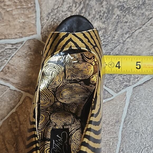 New in Box Iron Fist Ladies Hands Off Peeptoe  Platform Gold Heels Sz 5 - Picture 10 of 13